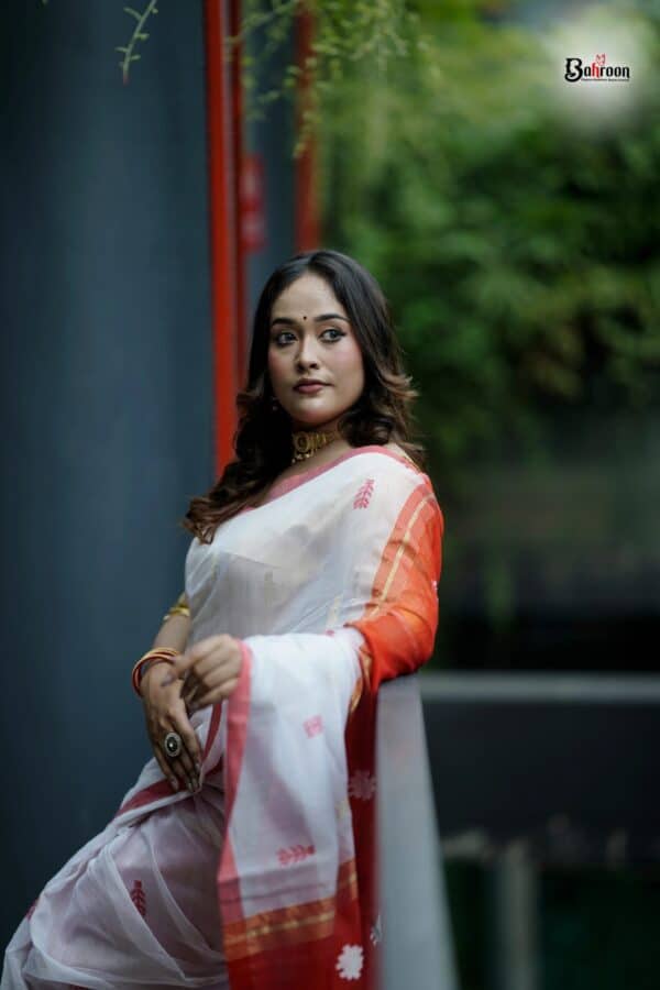 চিত্তরঞ্জন তাঁতের সাদা লাল বুটি শাড়ি