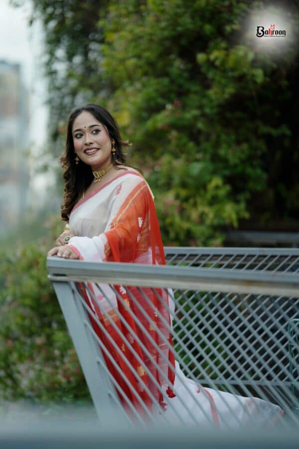চিত্তরঞ্জন তাঁতের সাদা লাল বুটি শাড়ি